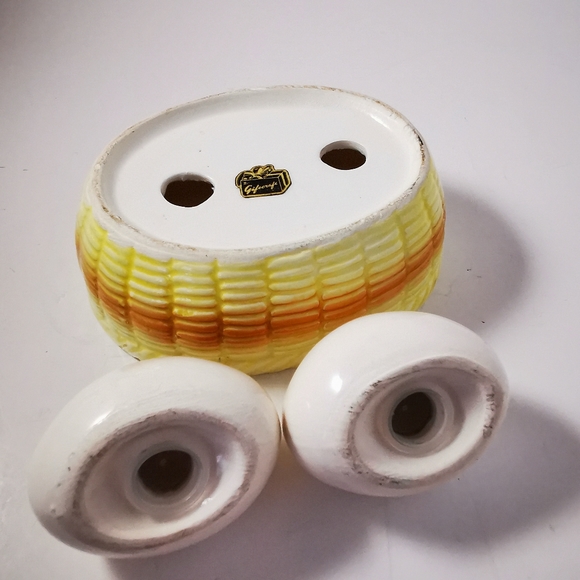 Vintage Ceramic Giftcraft Eggs on a Basket Salt and Pepper Shakers - Picture 7 of 16